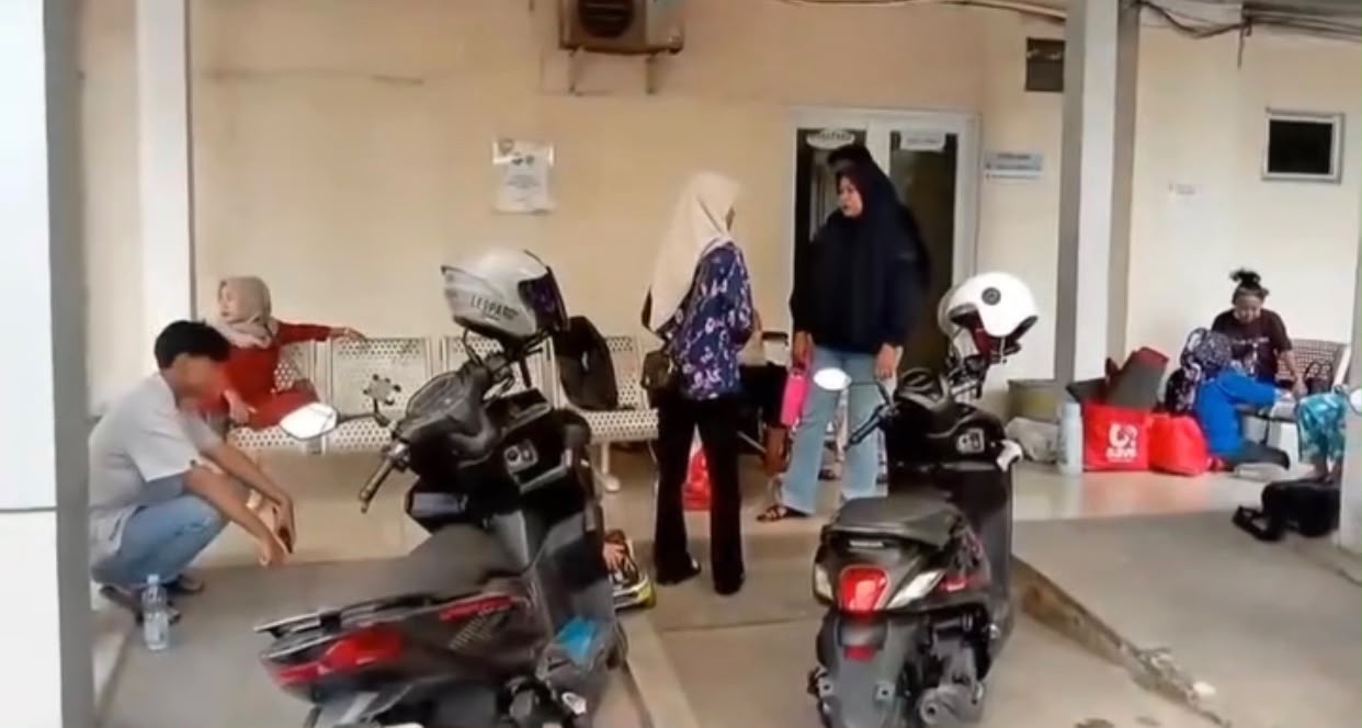 Bekasi - Keluarga pasien saat mengamankan sejumlah barang berharga pada insiden kebakaran di RSUD Kabupaten Bekasi, Minggu (27/9/2026). Foto: Ist/Gobekasi.id.