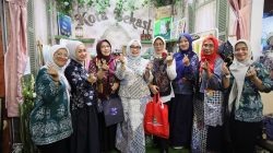 Bekasi - Dekranasda Kota Bekasi bawa busana wastra pilihan dan pamerkan booth ramah lingkungan 'Lotus in Kresek Bloom' tampil di Kriyanusa 2026 JICC. Foto: Ist/Gobekasi.id.
