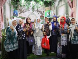 Dekranasda Kota Bekasi Pukau Pengunjung Kriyanusa 2026 Lewat Konsep ‘Lotus in Kresek Bloom’