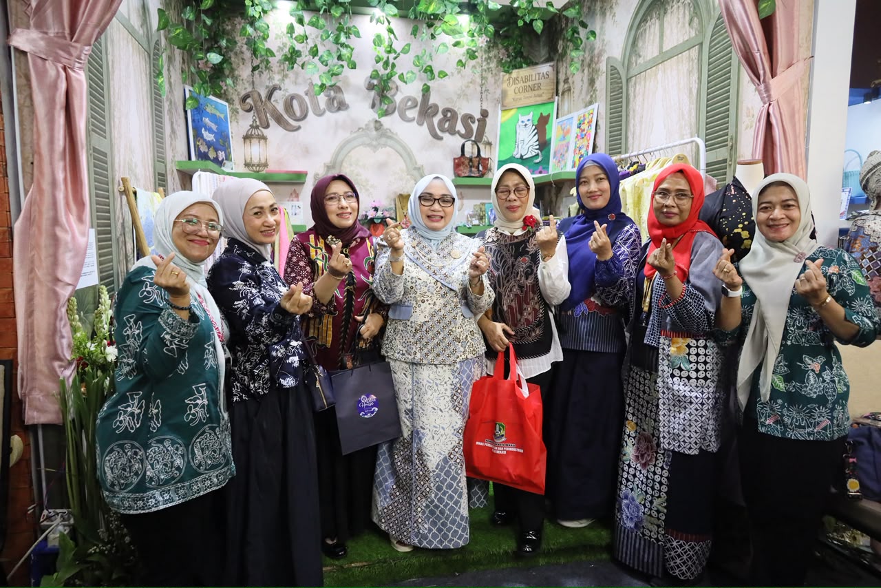 Bekasi - Dekranasda Kota Bekasi bawa busana wastra pilihan dan pamerkan booth ramah lingkungan 'Lotus in Kresek Bloom' tampil di Kriyanusa 2026 JICC. Foto: Ist/Gobekasi.id.