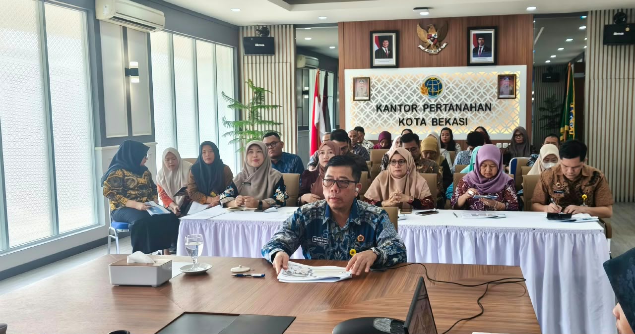 Bekasi - Kepala Kantah Kota Bekasi, Tarbarita Simorangkir mengikuti Desk Evaluasi Zona Integritas (ZI) menuju Wilayah Bebas dari Korupsi (WBK), Jumat (25/9/2026). Foto: Ist/Gobekasi.id.