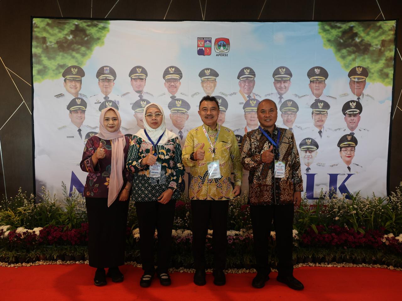 Bekasi - Wakil Wali Kota Abdul Harris Bobihoe hadir dalam forum Asosiasi Pemerintah Kota Seluruh Indonesia (APEKSI) Komisariat Wilayah III di Plaza Balai Kota Bogor didampingi oleh Kepala BPKAD Kota Bekasi, Yudi, serta Kepala Dinas Lingkungan Hidup Kota Bekasi, Kiswatiningsih, Senin (28/9/2026). Foto: Ist/Gobekasi.id.