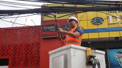 Bekasi - Wali Kota Bekasi, Tri Adhianto, turun langsung memimpin penertiban dengan memotong kabel udara yang membentang di kawasan RS Bella hingga Pasar Baru Bekasi, Selasa (29/9/2026). Foto: Ist/Gobekasi.id.
