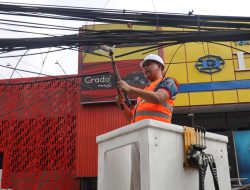 Turun Langsung Potong Kabel Udara, Tri Adhianto Tegaskan Komitmen Penataan Kota Bekasi