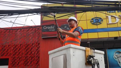 Bekasi - Wali Kota Bekasi, Tri Adhianto, turun langsung memimpin penertiban dengan memotong kabel udara yang membentang di kawasan RS Bella hingga Pasar Baru Bekasi, Selasa (29/9/2026). Foto: Ist/Gobekasi.id.