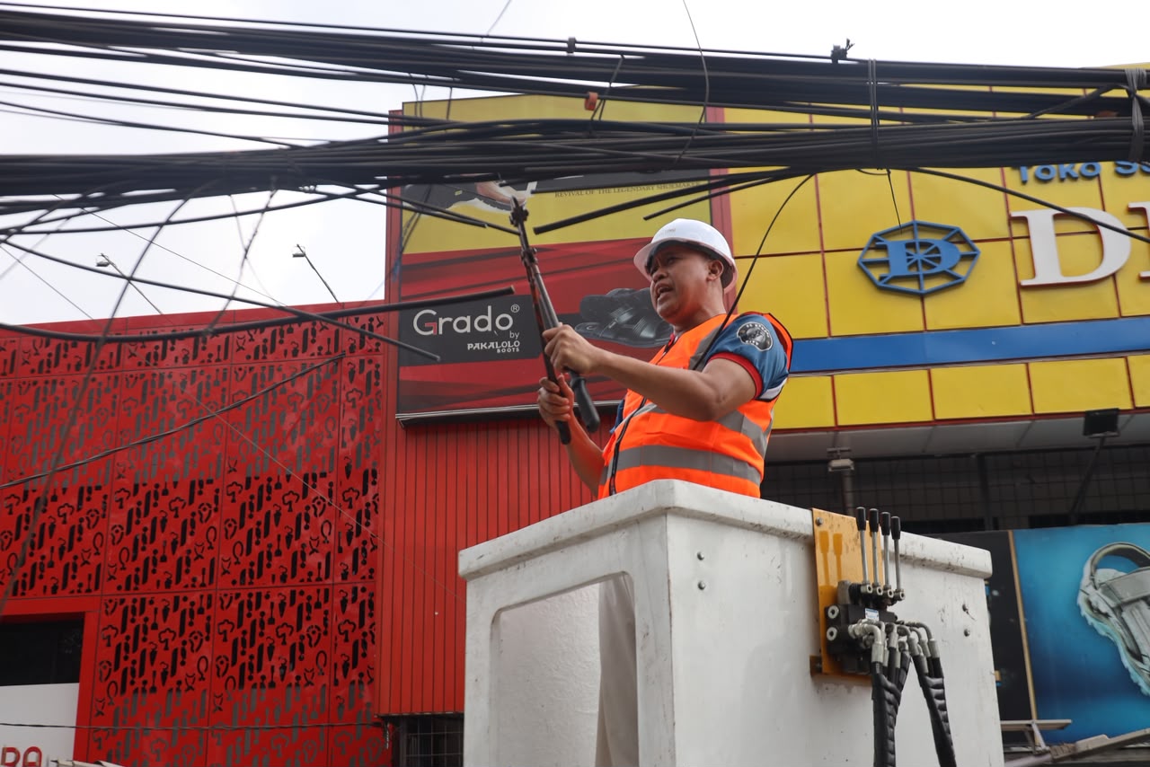 Bekasi - Wali Kota Bekasi, Tri Adhianto, turun langsung memimpin penertiban dengan memotong kabel udara yang membentang di kawasan RS Bella hingga Pasar Baru Bekasi, Selasa (29/9/2026). Foto: Ist/Gobekasi.id.
