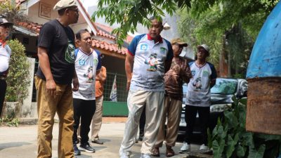 Bekasi - Wali Kota Bekasi Tri Adhianto tinjau Perumahan Mandosi Permai Jatiasih. Soroti penyempitan saluran ke Kali Cikeas, perbaikan tanggul, hingga apresiasi kolam ikan warga, Selasa (29/9/2026). Foto: Ist/Gobekasi.id.