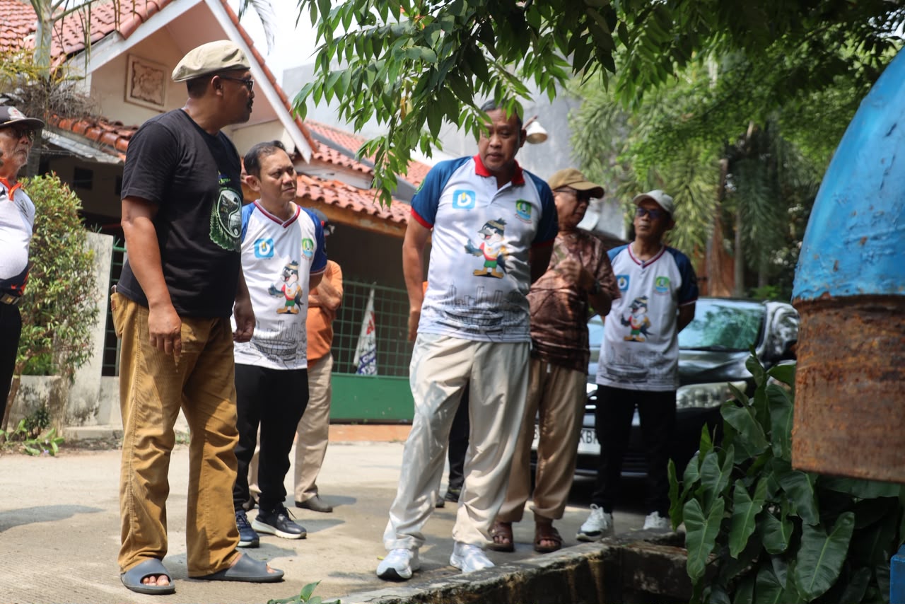 Bekasi - Wali Kota Bekasi Tri Adhianto tinjau Perumahan Mandosi Permai Jatiasih. Soroti penyempitan saluran ke Kali Cikeas, perbaikan tanggul, hingga apresiasi kolam ikan warga, Selasa (29/9/2026). Foto: Ist/Gobekasi.id.