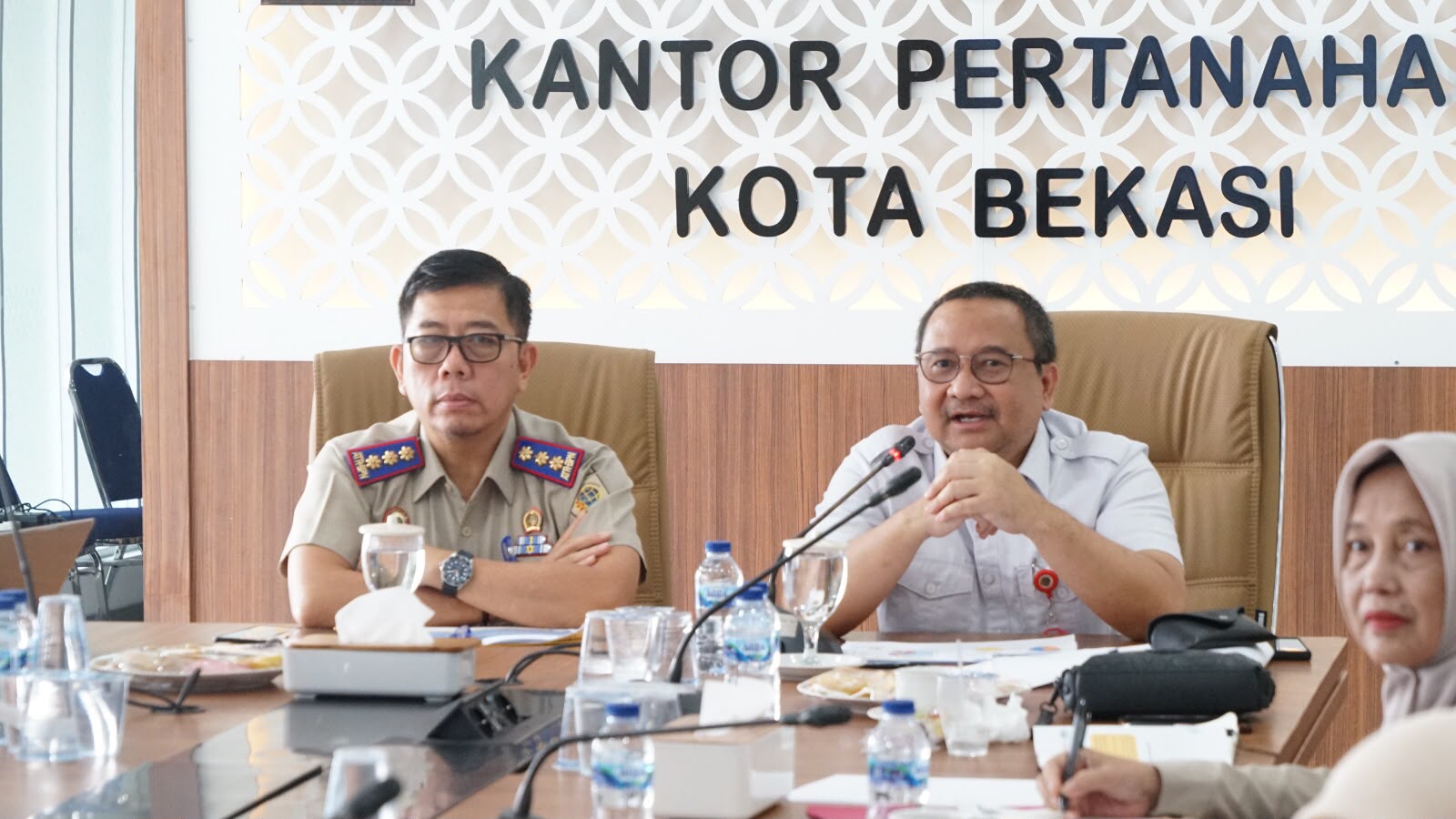 Bekasi - Kepala Kantah Kota Bekasi, Tarbarita Simorangkir menerima kunjungan pembinaan dan evaluasi Tim Monev Kanwil BPN Jawa Barat, Selasa (29/9/2026). Foto: Ist/Gobekasi.id.