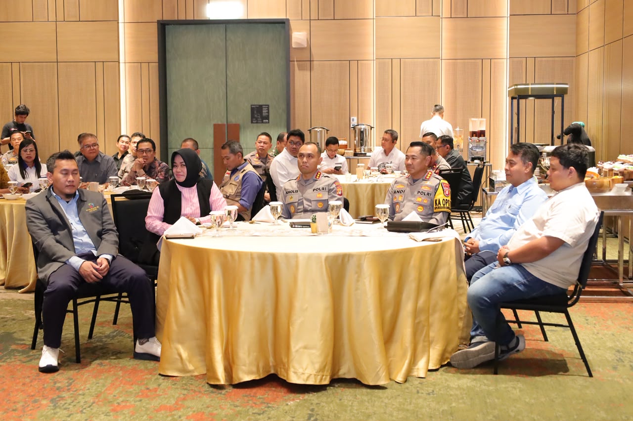 Bekasi - Polres Metro Bekasi Raya, Kadin, dan APINDO gelar rakor di Grand Wisata (30/9/2026). Perkuat FKPMS lindungi pelajar dari kerusuhan sekaligus siapkan tenaga kerja terampil. Foto: Ist/Gobekasi.id.
