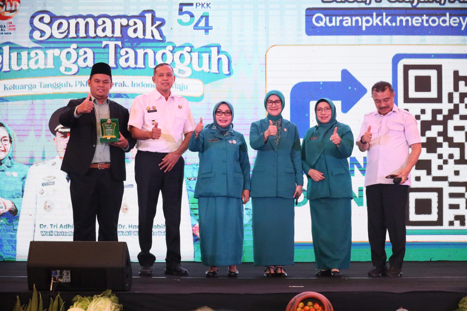 Bekasi - Wali Kota Bekasi, Tri Adhianto hadir langsung dalam puncak acara Semarak Keluarga Tangguh dalam rangka memperingati Hari Keluarga Nasional (Harganas) ke-54. Foto: Ist/Gobekasi.id.