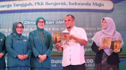 Bekasi - Ketua TP PKK sekaligus Bunda Literasi Kota Bekasi, Wiwiek Hargono, meluncurkan novel dan komik berjudul Ratu Kali Bagasasi dalam rangkaian Semarak Keluarga Tangguh 2026 di Grand Galaxy Function Hall, Kota Bekasi, Rabu (30/9/2026). Foto: Ist/Gobekasi.id.