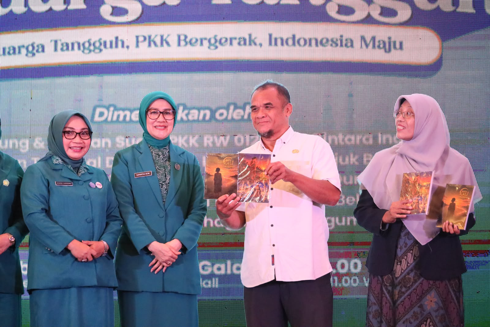 Bekasi - Ketua TP PKK sekaligus Bunda Literasi Kota Bekasi, Wiwiek Hargono, meluncurkan novel dan komik berjudul Ratu Kali Bagasasi dalam rangkaian Semarak Keluarga Tangguh 2026 di Grand Galaxy Function Hall, Kota Bekasi, Rabu (30/9/2026). Foto: Ist/Gobekasi.id.