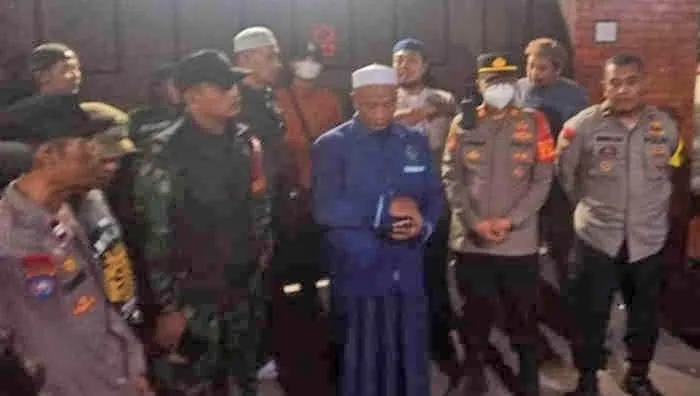 Bekasi - Abah Setu pimpinan Majelis Dzikir di Cikarang membantah dan menduga video dugaan penistaan agama diubah teknologi AI.Foto: Ist