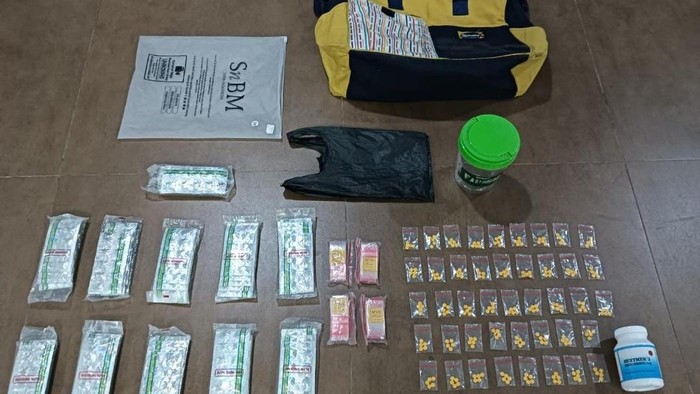 Bekasi - Polres Metro Bekasi Kota menangkap empat pengedar dan menyita 18.044 butir obat keras ilegal di kawasan Bekasi Timur dan Babelan. Foto: Ist/Gobekasi.id.