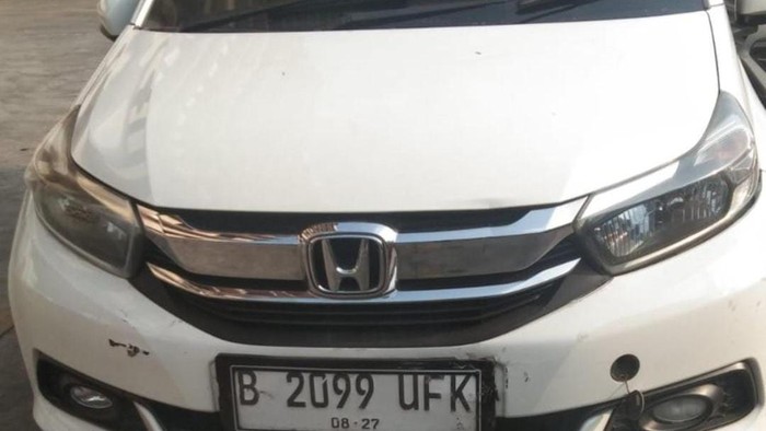 Bekasi - Barang bukti mobil yang dipakai pelaku saat menedarkan obat. Foto: Ist/Gobekasi.id.