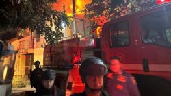 Bekasi - Satbrimob Polda Metro Jaya membantu melakukan evakuasi kebakaran yang terjadi di Bekasi Timur, Kamis (17/9/2026) dini hari. Foto: Ist/Gobekasi.id.