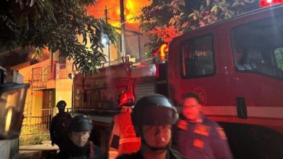 Bekasi - Satbrimob Polda Metro Jaya membantu melakukan evakuasi kebakaran yang terjadi di Bekasi Timur, Kamis (17/9/2026) dini hari. Foto: Ist/Gobekasi.id.