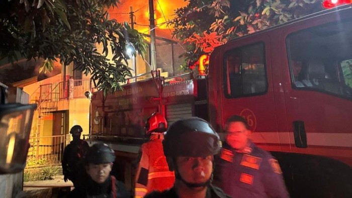 Bekasi - Satbrimob Polda Metro Jaya membantu melakukan evakuasi kebakaran yang terjadi di Bekasi Timur, Kamis (17/9/2026) dini hari. Foto: Ist/Gobekasi.id.