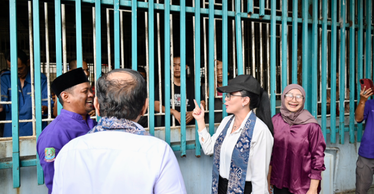 Bekasi - Anggota Komisi XIII DPR RI Rieke Diah Pitaloka saat Kunjungan Kerja Spesifik terkait Pengawasan Pemenuhan dan Perlindungan HAM Bagi Penyandang Disabilitas Mental di Yayasan Galuh, Kota Bekasi, Jawa Barat, Rabu (9/9/2026). Foto: Ist
