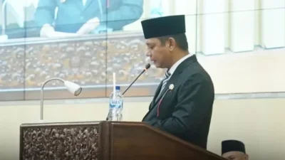 Bekasi - Pelaksana Tugas (Plt) Bupati Bekasi, Asep Surya Atmaja saat menyampaikan Raperda Kawasan Tanpa Rokok kepada DPRD Kabupaten Bekasi. Foto: Ist/Gobekasi.id.