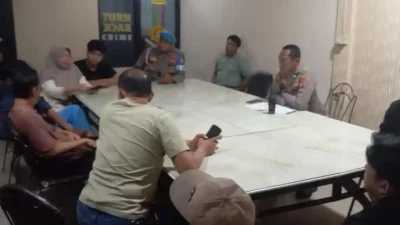 Bekasi - Kapolsek Bekasi Selatan, AKP Rumangga Putratama Napitupulu memidiasi keributan antarwarga pecah di lingkungan Perumahan Royal Cikunir, RT 08/RW 03, Kelurahan Jakamulya, Kecamatan Bekasi Selatan, Kota Bekasi, Rabu (30/9/2026). Foto: Ist/Gobekasi.id.