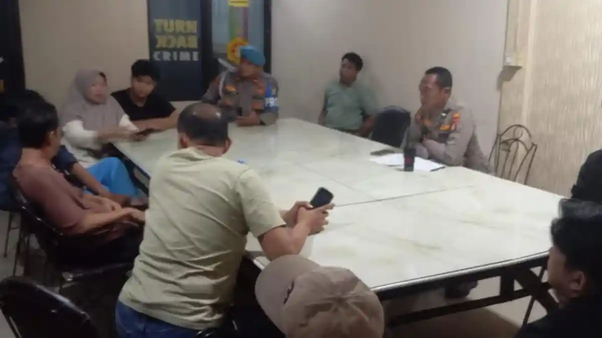 Bekasi - Kapolsek Bekasi Selatan, AKP Rumangga Putratama Napitupulu memidiasi keributan antarwarga pecah di lingkungan Perumahan Royal Cikunir, RT 08/RW 03, Kelurahan Jakamulya, Kecamatan Bekasi Selatan, Kota Bekasi, Rabu (30/9/2026). Foto: Ist/Gobekasi.id.
