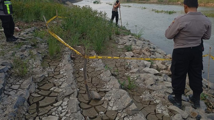 Bekasi - Polisi melakukan olah TKP temuan kerangka manusia berambut panjang di aliran Sungai Citarum, Kecamatan Pebayuran, Kabupaten Bekasi. Foto: Ist/Gobekasi.id.