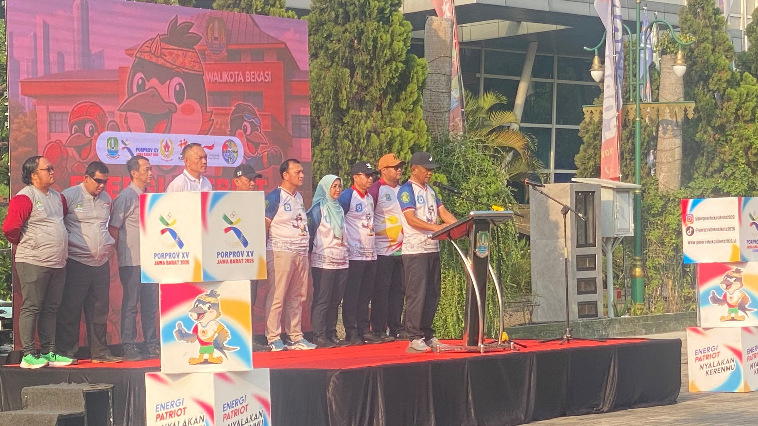 Bekasi - Sekda Kota Bekasi membacakan pidato Menpora Erick Thohir dalam peringatan Hari Olahraga Nasional (Haornas) 2026 di Plaza Pemkot Bekasi, Selasa (15/9/2026).Foto: Mochamad Yacub Ardiansyah/Gobekasi.id.