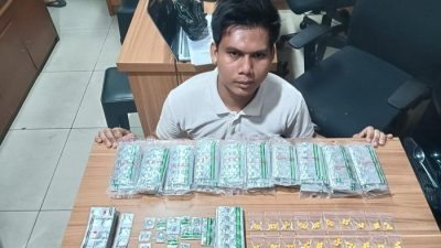 Bekasi - Pelaku Toko Obat Kerasa berjalan menggunakan Mobilio yang diamankan Polres Metro Bekasi Kota. Foto: Ist/Gobekasi.id.