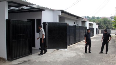 Bekasi - Lapas Kelas IIA Cibinong, Kabupaten Bogor, menjadi sorotan publik setelah inspeksi Ombudsman RI mengungkap keberadaan sejumlah bangunan dengan fasilitas yang diduga mewah di lingkungan lapas tersebut. Foto: Ist/Gobekasi.id.