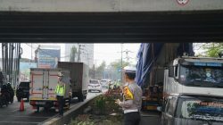 Bekasi - Satlantas Polres Metro Bekasi saat memberlakukan contraflow di Jalan Inspeksi Kalimalang imbas kendaraan truk kontainer dengan muatan berlebih tersangkut sejak pagi, Kamis (17/9/2026). Foto: Ist/Gobekasi.id.