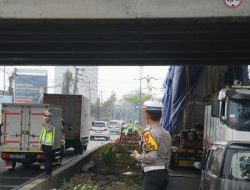 Truk Tersangkut di Kolong Jembatan Kalimalang, Polisi Berlakukan Contraflow