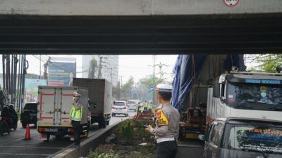 Bekasi - Satlantas Polres Metro Bekasi saat memberlakukan contraflow di Jalan Inspeksi Kalimalang imbas kendaraan truk kontainer dengan muatan berlebih tersangkut sejak pagi, Kamis (17/9/2026). Foto: Ist/Gobekasi.id.