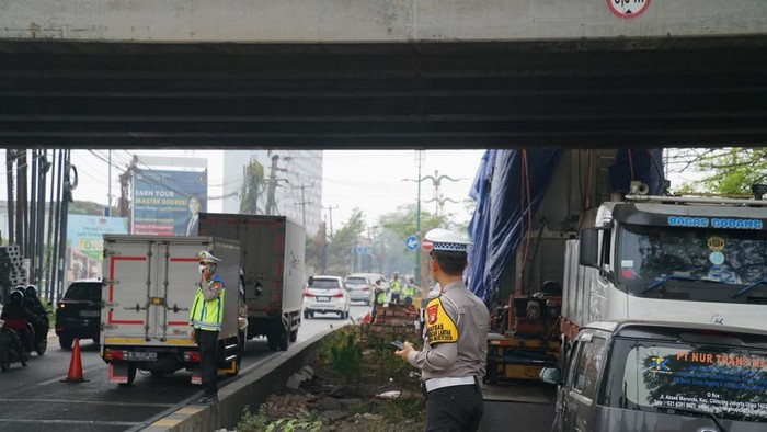 Bekasi - Satlantas Polres Metro Bekasi saat memberlakukan contraflow di Jalan Inspeksi Kalimalang imbas kendaraan truk kontainer dengan muatan berlebih tersangkut sejak pagi, Kamis (17/9/2026). Foto: Ist/Gobekasi.id.