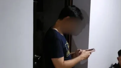 Bekasi - Polda Jabar tangkap oknum dokter IS (37) di apartemen Bekasi, Rabu (21/10/2026). Tersangka diduga cabuli balita kandung hingga menderita luka berat & infeksi. Foto: Ist