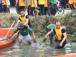 Cegah Banjir Musim Hujan, Kapolres Metro Bekasi Turun Langsung Bersihkan Kali Baru