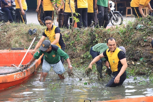 Bekasi - Kapolres Metro Bekasi Kota Kombes Putu Kholis Aryana turun langsung bersihkan Kali Baru, Jumat (23/10/2026). Dorong mitigasi banjir via gerakan Green Policing. Foto: Ist/Gobekasi.id.