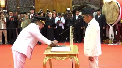 Bekasi - Gubernur Jabar Dedi Mulyadi melantik Asep Surya Atmaja sebagai Bupati Bekasi sisa masa jabatan 2025-2030 di Gedung Pakuan Bandung, Jumat (23/10/2026). Foto: Ist/Gobekasi.id.