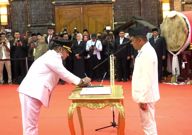 Bekasi - Gubernur Jabar Dedi Mulyadi melantik Asep Surya Atmaja sebagai Bupati Bekasi sisa masa jabatan 2025-2030 di Gedung Pakuan Bandung, Jumat (23/10/2026). Foto: Ist/Gobekasi.id.