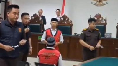 Bekasi - Anggota DPRD Kab Bekasi Nyumarno divonis 10 bulan penjara oleh PN Cikarang, Senin (19/10/2026). Terbukti langgar Pasal 170 KUHP keroyok warga di Lippo Cikarang. Foto: Ist
