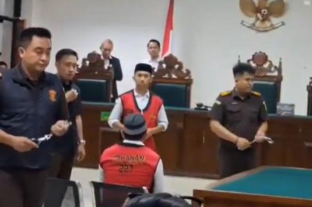Bekasi - Anggota DPRD Kab Bekasi Nyumarno divonis 10 bulan penjara oleh PN Cikarang, Senin (19/10/2026). Terbukti langgar Pasal 170 KUHP keroyok warga di Lippo Cikarang. Foto: Ist