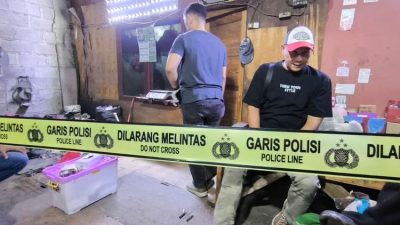 Bekasi - Polisi memasang garis polisi di lokasi perampokan sadis di Kampung Kaliulu, Desa Karangraharja, Kecamatan Cikarang Utara, pada Selasa (06/10/2026) malam. Foto: Ist
