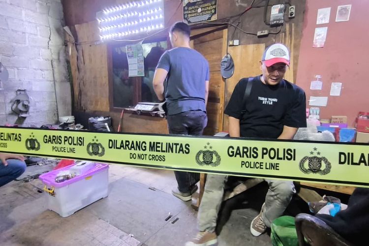 Bekasi - Polisi memasang garis polisi di lokasi perampokan sadis di Kampung Kaliulu, Desa Karangraharja, Kecamatan Cikarang Utara, pada Selasa (06/10/2026) malam. Foto: Ist