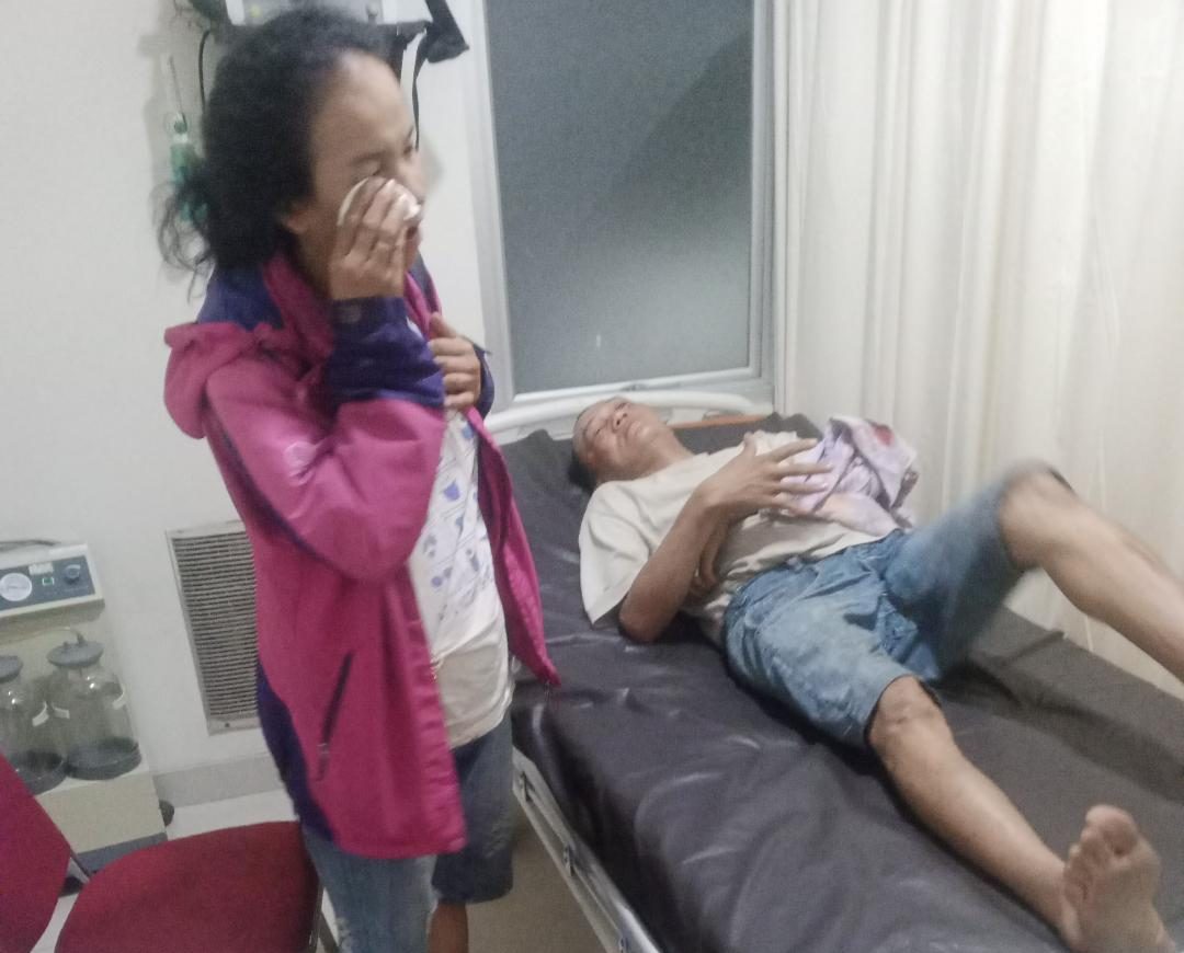 Bekasi - G, juru parkir di Grand Galaxy City mendapatkan perawatan usai dikeroyok gerombolan pemuda saat lerai keributan, Rabu (14/10/2026). Foto: Ist/Gobekasi.id.