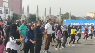 Bekasi - Wali Kota Bekasi, Tri Adhianto saat memimpin kampanye Gerakan Ruang Aman dan Bebas Perundungan di Plaza Patriot Candrabhaga, Kota Bekasi, pada Minggu (11/10/2026). Foto: Ist/Gobekasi.id.