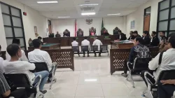 Bekasi - Anggota Dewan Perwakilan Rakyat Daerah (DPRD) Kabupaten Bekasi, Nyumarno, bersama dua terdakwa lainnya, Eko Brahmantyo dan Basroni dalam agenda pembacaan nota pembelaan (pledoi) yang digelar di ruang sidang PN Cikarang pada Jumat (9/10/2026) malam. Foto: Ist/Gobekasi.id.