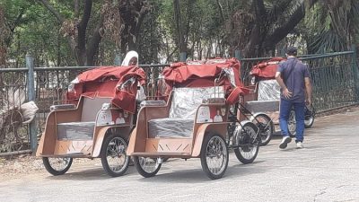 Bekasi - Becak Listrik yang di distribusikan pemerintah kepada warga lansia dan masyarakat rentan oleh pemerintah. Foto: Ist/Gobekasi.id.
