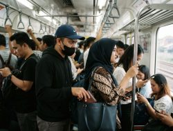 Tepergok Penumpang di KRL Cikarang-Kampung Bandan, Copet Ini Langsung Masuk Blacklist KAI Commuter