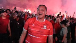 Saksikan Timnas Juara Bareng Warga, Tri Adhianto Bagi-Bagi Doorprize